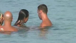 Deux couples échangistes baisent sur une plage publique